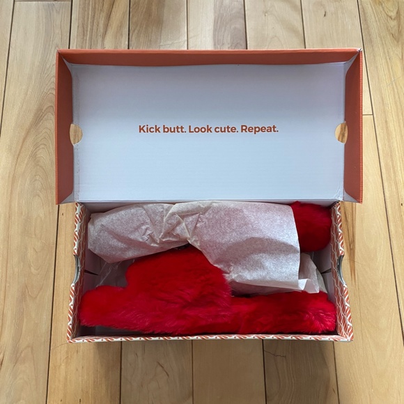 BNWT Sz 9 Red Fabletics Slippers w/ Satin Case - Picture 4 of 6